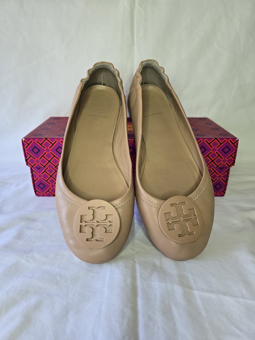 Tory Burch 8.5 Light Oak Logo Round-Toe Ballet Flats - Picture 8 of 10